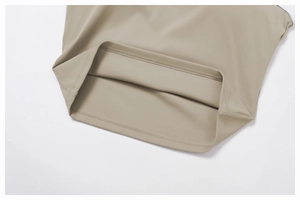 Dettaglio del gilet sportivo kaki con tessuto elastico e finiture di cucitura a doppio ago