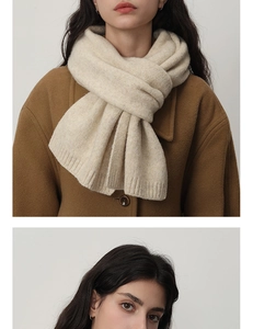 Primer plano de bufanda de punto beige en mezcla de lana con textura acanalada para invierno