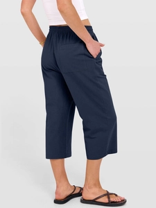 Dettaglio dei pantaloni larghi blu navy in cotone con vita elastica e tasca posteriore