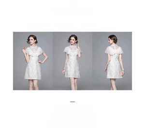 Détails de la robe en dentelle jacquard blanche avec col à volants et taille ajustée