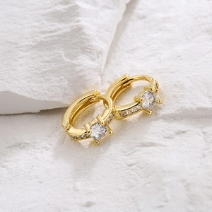 Orecchini a cerchio in oro 18K con zircone centrale e pavé di cristalli scintillanti