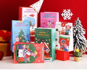 Détail de sacs cadeaux de Noël colorés en papier avec des motifs de fête