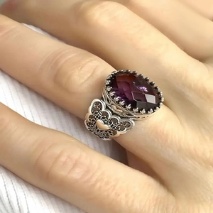 Vintage barok ring met ovale paarse edelsteen en gouden hartdetail op een zilveren band