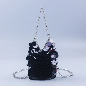 Mini sac bandoulière à paillettes noires en écailles avec chaîne en métal argenté