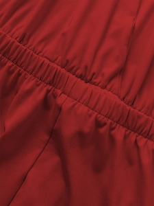 Detalle de costura elástica roja con acabados finos en el vestido rojo de tirantes