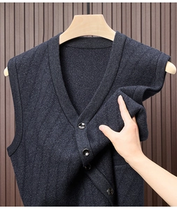 Detailansicht der Strickstruktur einer Herren-Strickweste mit V-Ausschnitt und Knöpfen