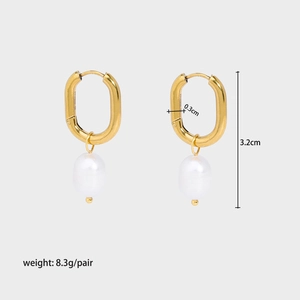 Orecchini con perle d'acqua dolce barocche con maglia ovale dorata e misura di 3.2cm