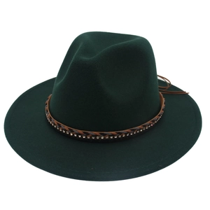 Dettaglio di fedora in lana verde scuro con fascia etnica ornata di strass