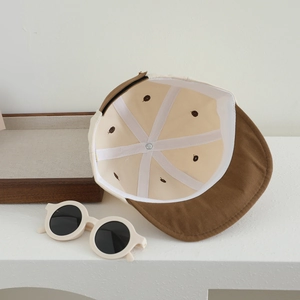 Vue intérieure de la casquette bébé avec broderies d'arbres et lunettes rondes