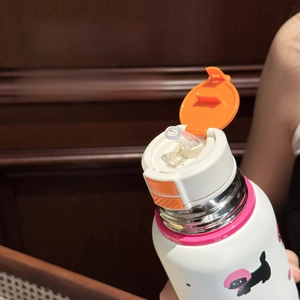 Detail of the multi-functional flip lid with straw and nozzle for stainless steel cup