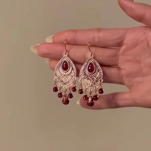 Boucles d'oreilles rétro ethniques en or rose avec perles rouges et motifs floraux