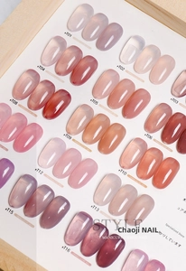 Présentation détaillée de 16 nuances de vernis à ongles translucides sur un nuancier