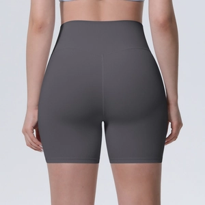 Vue détaillée du short de yoga taille haute avec coutures ergonomiques pour effet galbant