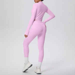 Vue arrière de l'ensemble de yoga rose montrant l'effet galbant et la coupe ajustée