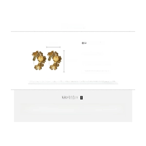 Dimensions détaillées des boucles d'oreilles fleuries dorées en alliage avec clous