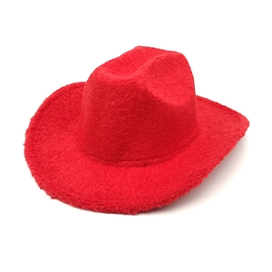 Gros plan détaillé d'un chapeau de cowboy rouge en laine d'agneau avec texture bouclée