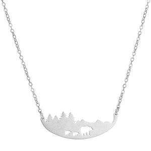 Gros plan détaillé du collier argenté avec pendentif évidé famille d'ours et montagne