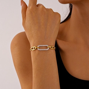 Bracelet chaîne en acier inoxydable doré avec maillon ovale pavé de cristaux blancs