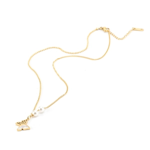 Collana dorata con ciondolo a farfalla e perle bianche per un look sofisticato