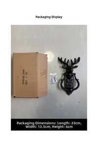 Détail du heurtoir de porte en fonte tête de cerf avec vis de montage et emballage
