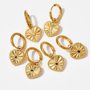 Boucles d'oreilles créoles en acier doré avec pendentifs cœur et cristaux colorés