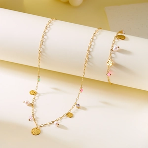 Parure collier et bracelet en acier inoxydable doré avec perles blanches et charms martelés