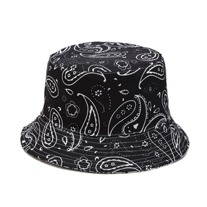 Bob réversible noir avec motif paisley blanc et bord renforcé pour un style rétro