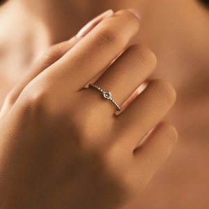 Anello elegante in argento 925 con moissanite da 0,3 carati e fascia a sfere sulla mano