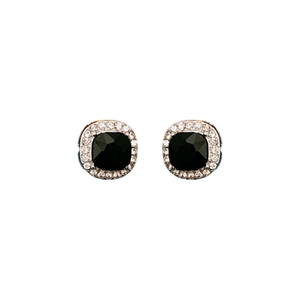 Boucles d'oreilles argentées carrées avec pierre noire et halo étincelant sur fond blanc