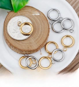 Dettaglio macro di chiusure a molla in acciaio inossidabile oro e argento con moneta