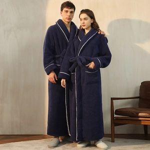 Accappatoi lunghi in flanella blu navy spessi per coppie con bordi bianchi per l'inverno