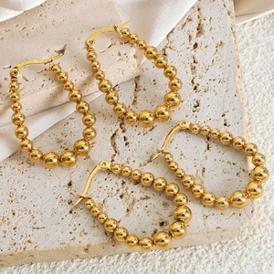 Orecchini a cerchio con perle in acciaio al titanio placcato oro 18K su seta