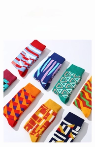 Flache Darstellung bunter Baumwollsocken mit geometrischen Mustern und lebhaften Prints
