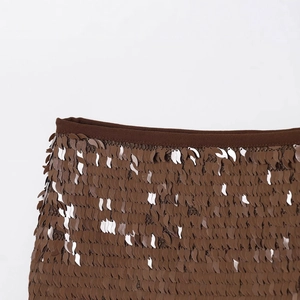 Mini-jupe à paillettes marron avec paillettes en forme de feuille et tissu en maille