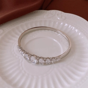 Vue détaillée du bracelet jonc argenté avec doubles courges et zircons ovales
