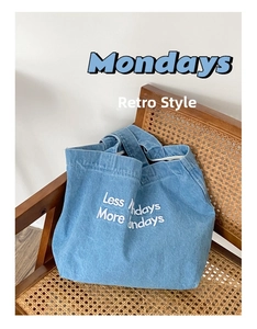 Détail du cabas en jean bleu avec broderie blanche Less Mondays More Sundays
