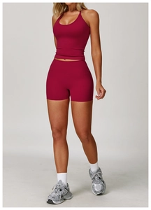 Détail du haut de yoga licou et du short taille haute en tissu rouge baie foncé