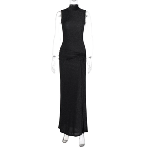 Détail d'une robe longue noire sans manches à col montant avec tissu scintillant et fronces