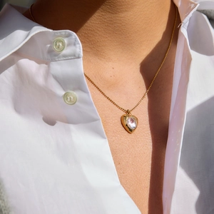 Collier plaqué or 18 carats avec pendentif cœur en zircon rose en forme d'œuf sur modèle