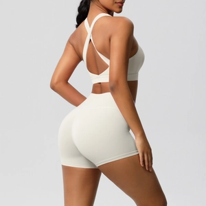 Rückansicht des cremefarbenen Yoga-Sets mit gekreuztem BH und High-Waist-Shorts