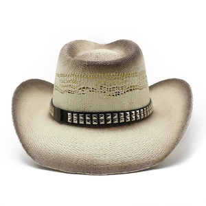 Détail du chapeau de cowboy en paille tressée avec rivets argentés sur ruban de cuir noir