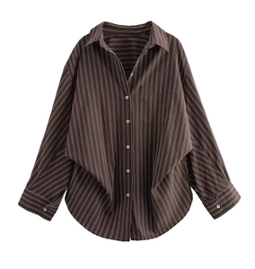 Détail d'une chemise marron à rayures en popeline avec poche poitrine et boutons