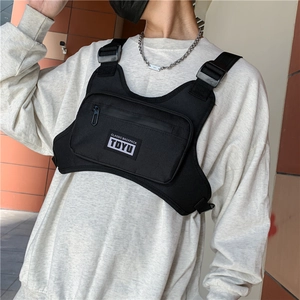 Schwarze taktische Brusttasche mit verstellbaren Riemen und klassischem Streetwear-Stil