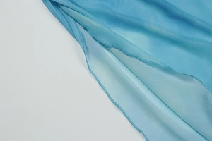 Détail macro de la couture de bordure en mesh bleu clair sur une robe de plage