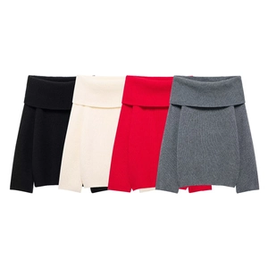 Vue détaillée de pulls en maille à épaules dénudées en noir, crème, rouge et gris foncé