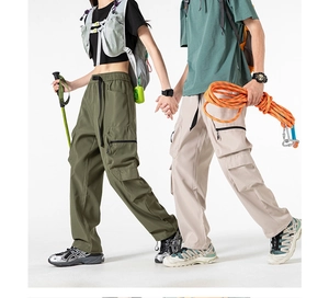 Dettaglio dei pantaloni cargo outdoor con tasche multiple, coulisse e vita elasticizzata