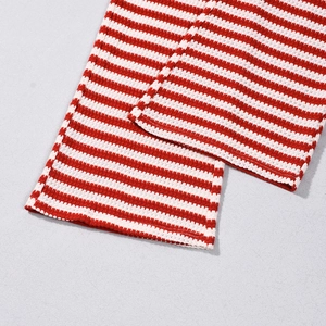 Détail du tissu en maille côtelée à rayures rouges et blanches avec bordure finie