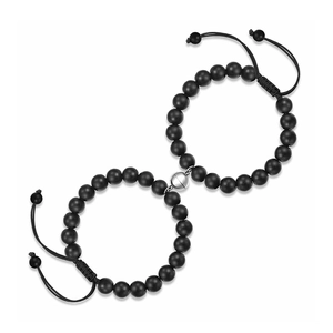 Dettaglio di braccialetti per coppia con perline in pietra naturale nera e chiusura magnetica
