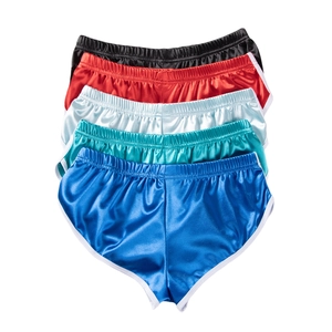 Cinque pantaloncini da yoga in raso lucido con piping bianco e vita elastica comoda