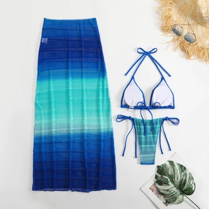 Set bikini 3 pezzi sfumato con gonna lunga da spiaggia su sfondo bianco estivo